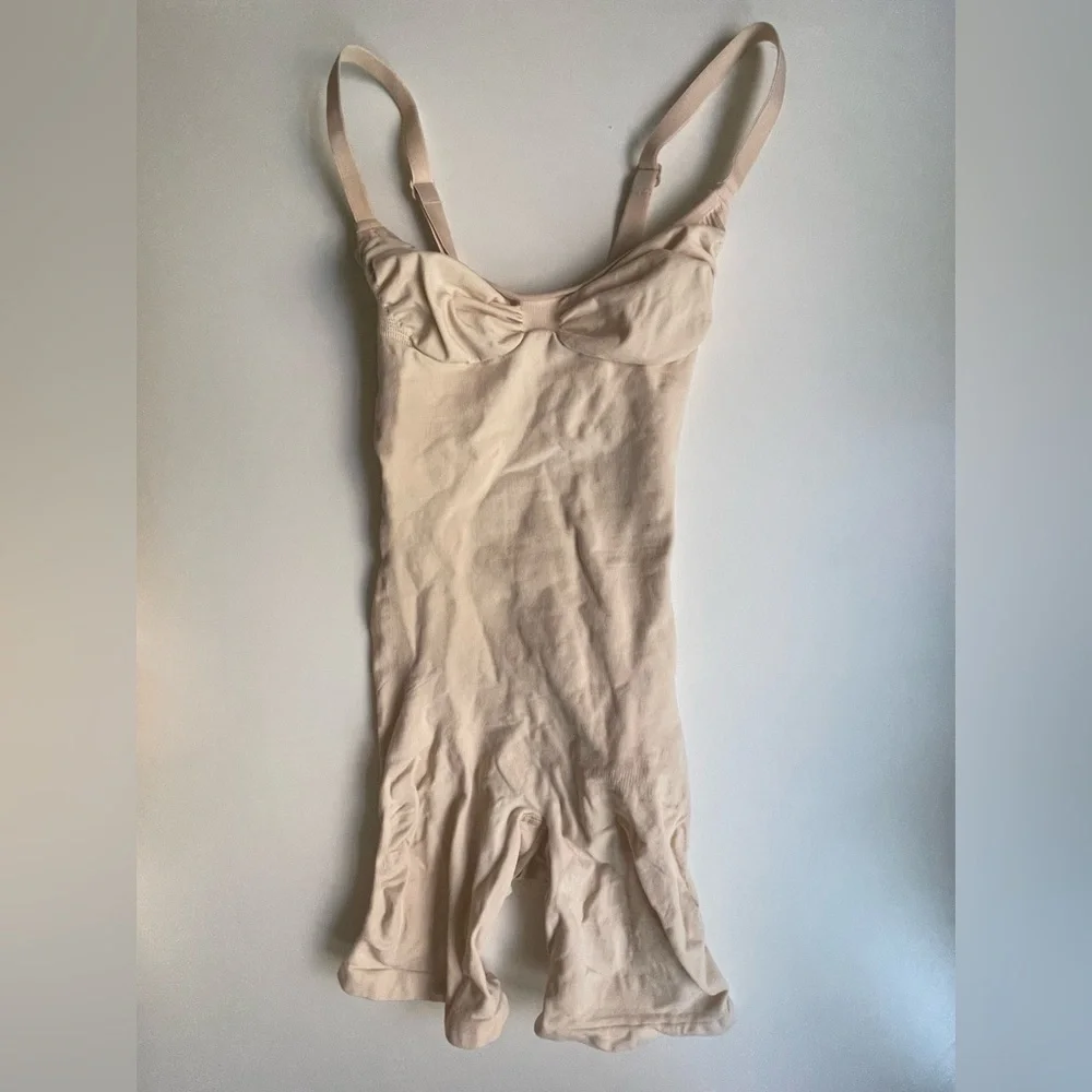 SKIMS Seamless Sculpt Mid Thigh Bodysuit in Sand Sz Small Women Shapewea… - Picture 3 of 5